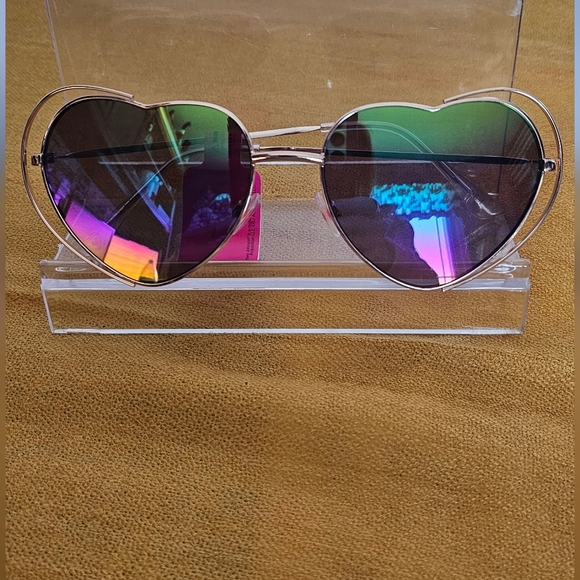 Betsey Johnson Heart Shaped Sunglasses & Sunglass Case Bundle - Picture 5 of 14